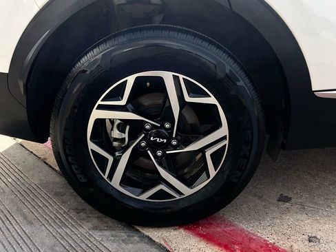 Used 2025 Kia Sportage LX image 9