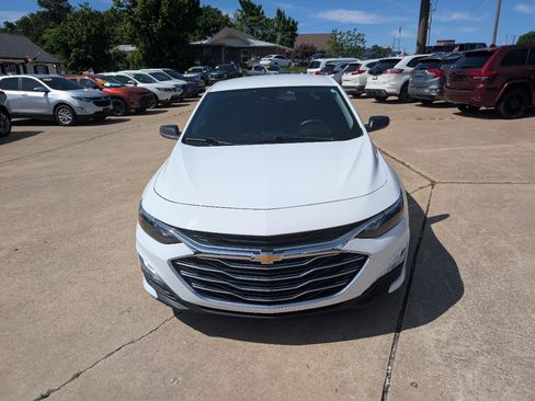 Used 2024 Chevrolet Malibu LS FWD image 2