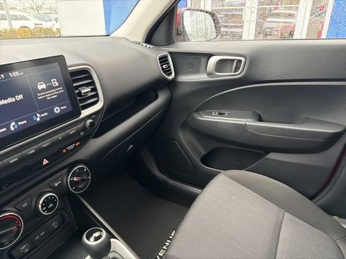 Certified 2025 Hyundai Venue SE image 28