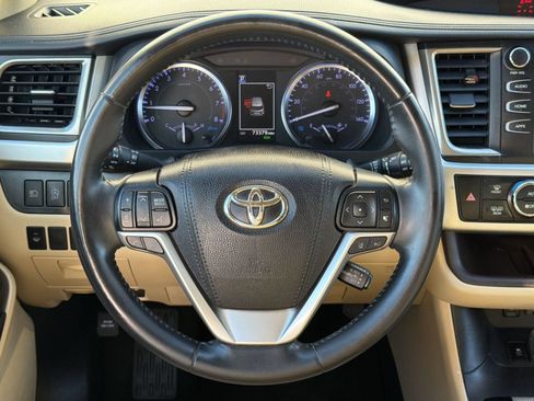 Used 2019 Toyota Highlander XLE FWD image 11