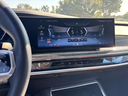 Certified 2023 BMW 760i xDrive w/ Luxury Rear Seating Package AWD/4WD image 30