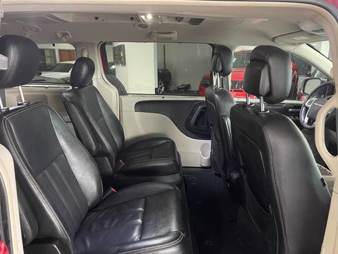Used 2015 Chrysler Town & Country Touring-L w/ Driver Convenience Group image 24