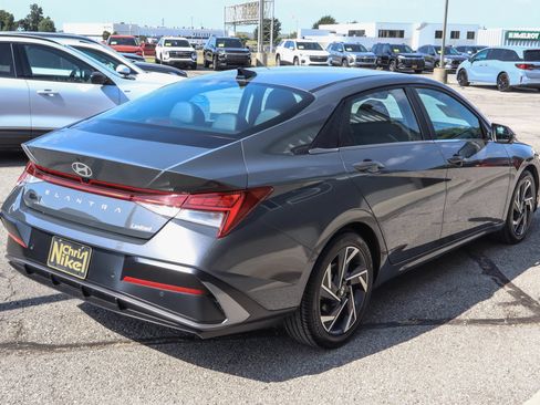 Used 2024 Hyundai Elantra Limited FWD image 4