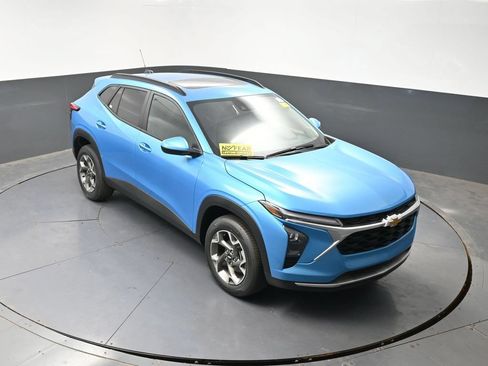 New 2026 Chevrolet Trax LT w/ Sunroof Package FWD image 36