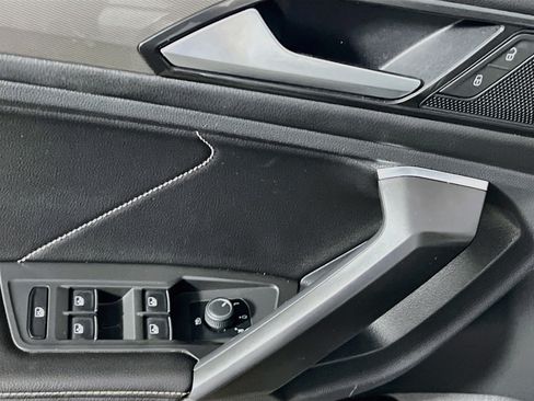 Used 2022 Volkswagen Tiguan SE FWD image 17
