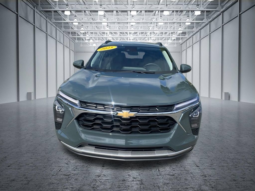 Used 2025 Chevrolet Trax LT w/ LT Convenience Package FWD image 3