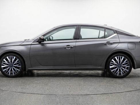 Used 2025 Nissan Altima 2.5 SV FWD image 5