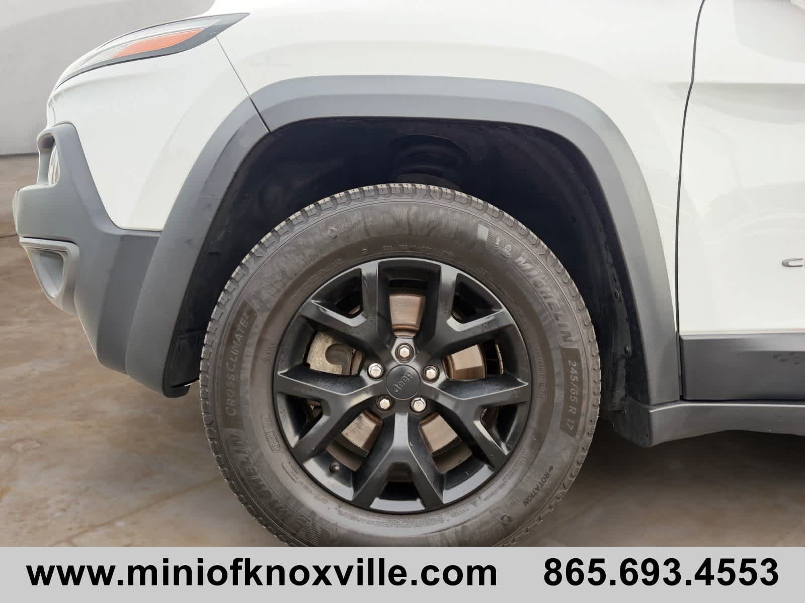Used 2017 Jeep Cherokee Trailhawk AWD/4WD image 9