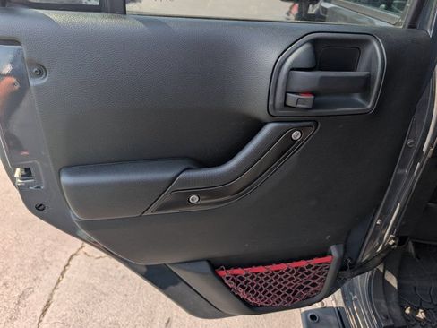 Used 2017 Jeep Wrangler Unlimited Rubicon AWD/4WD image 14