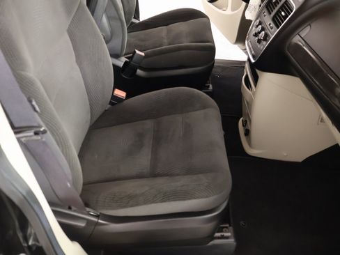 Used 2019 Dodge Grand Caravan SE w/ UConnect Hands-Free Group image 12