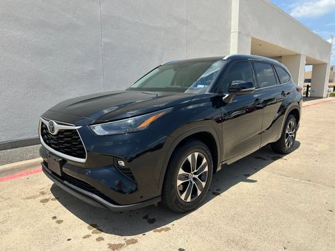 Used 2022 Toyota Highlander XLE FWD image 3