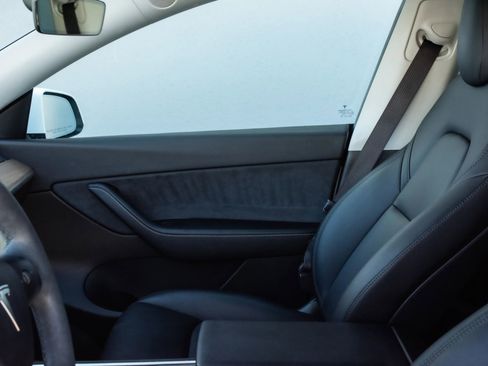 Used 2021 Tesla Model Y Long Range image 16