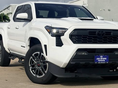 Used 2025 Toyota Tacoma TRD Sport RWD image 2