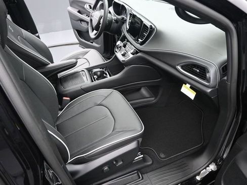 New 2025 Chrysler Pacifica Limited image 17