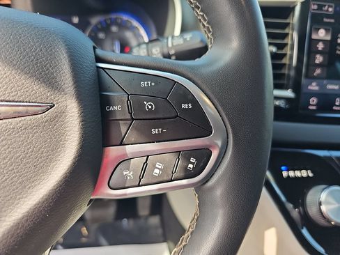 Used 2022 Chrysler Pacifica Touring-L FWD image 18