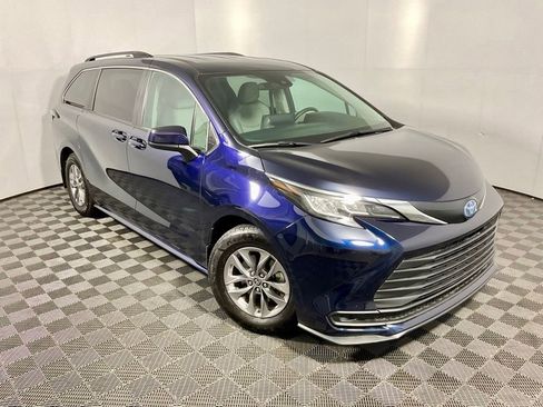 Used 2023 Toyota Sienna LE AWD/4WD image 5
