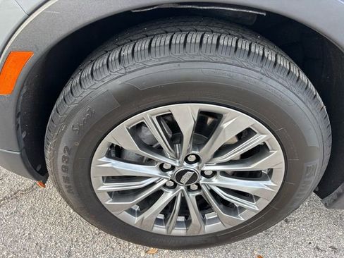 Used 2025 Cadillac XT4 Premium Luxury image 9