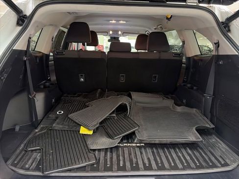 Used 2023 Toyota Highlander LE image 11