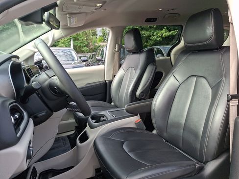 Used 2024 Chrysler Pacifica Touring-L FWD image 12