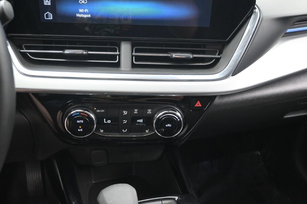 Used 2025 Chevrolet Trax LT w/ LT Convenience Package FWD image 19