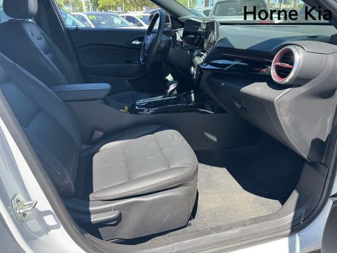 Used 2024 Chevrolet Trax RS w/ Sunroof Package FWD image 25