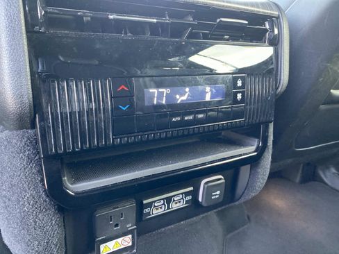 Certified 2024 Jeep Wagoneer Series II w/ Flexible Seating Group image 8