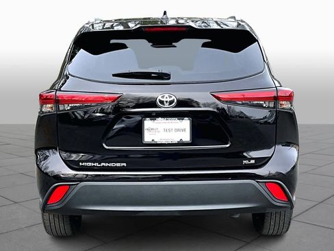 Certified 2022 Toyota Highlander XLE image 5