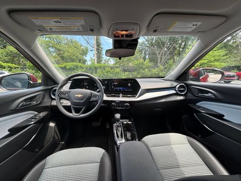Used 2025 Chevrolet Trax LT FWD image 32