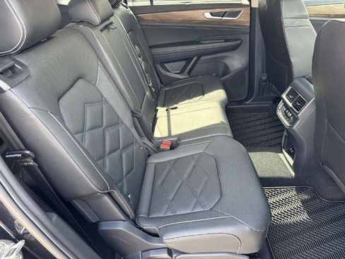 Used 2025 Volkswagen Atlas SE FWD image 10