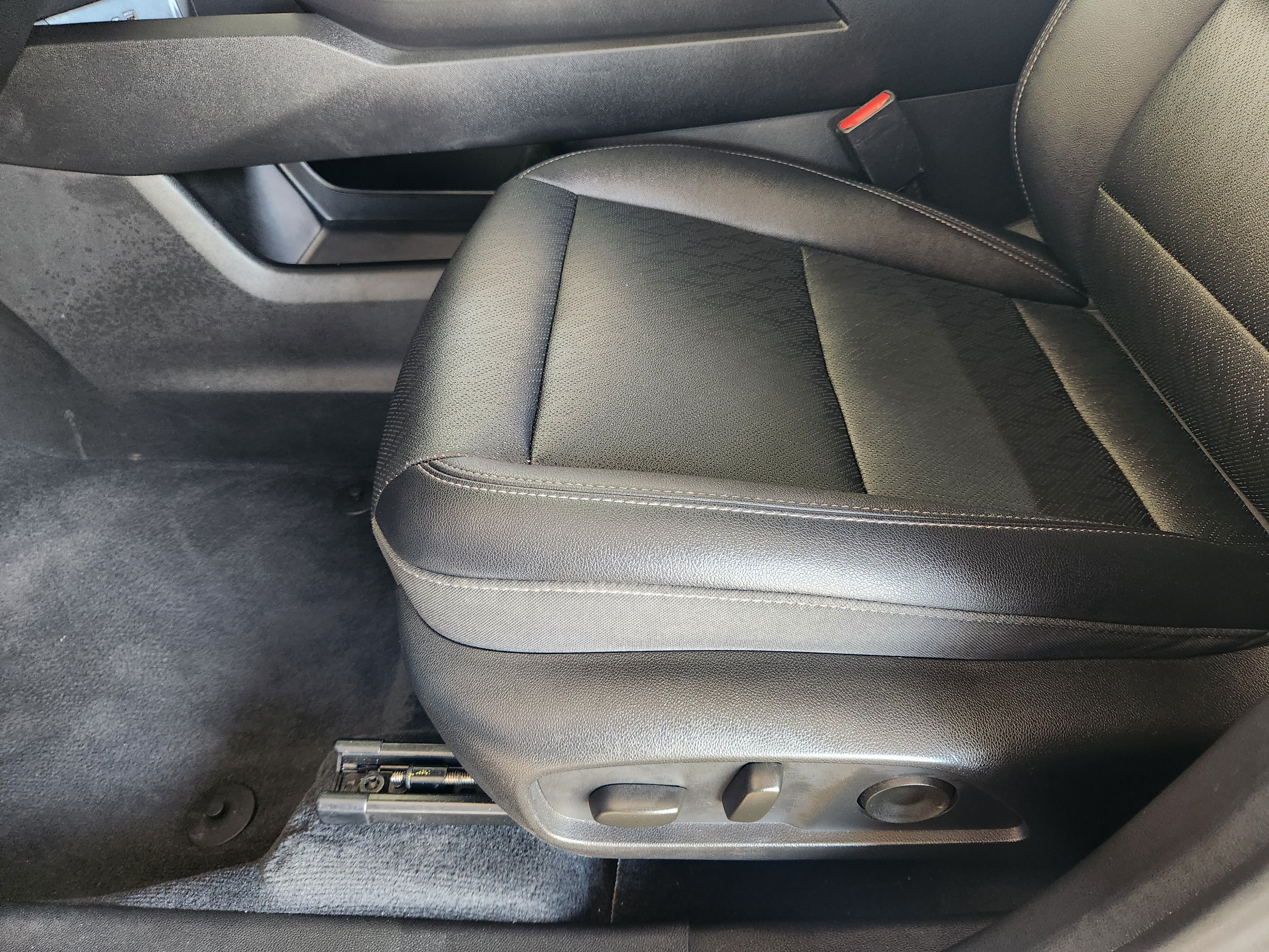Used 2025 Chevrolet Equinox LT w/ Convenience Package II FWD image 25