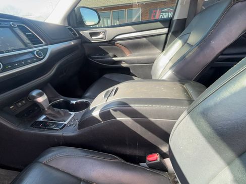 Used 2017 Toyota Highlander XLE image 14