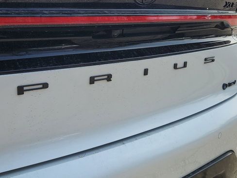 Used 2025 Toyota Prius FWD image 32