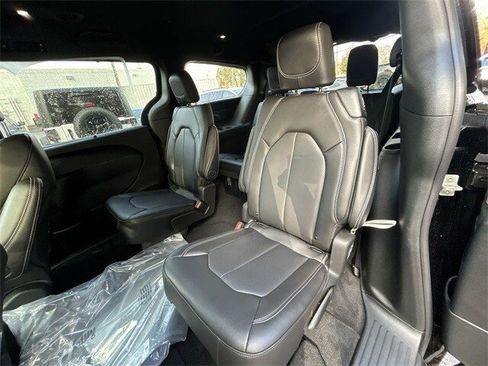 New 2026 Chrysler Pacifica Select image 13