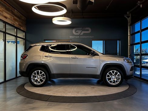 Used 2024 Jeep Compass Latitude image 2