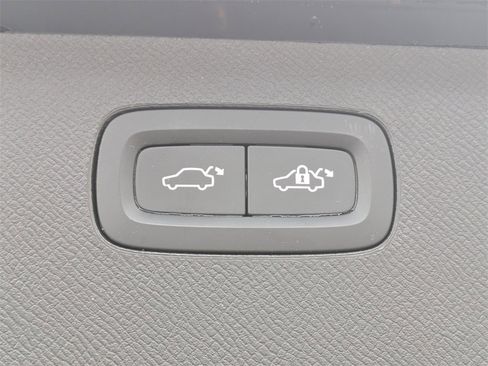 Certified 2022 Volvo XC90 T6 Momentum image 14