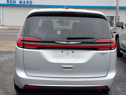 Used 2024 Chrysler Pacifica Touring-L image 13