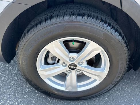 Used 2023 Kia Sorento LX FWD image 17