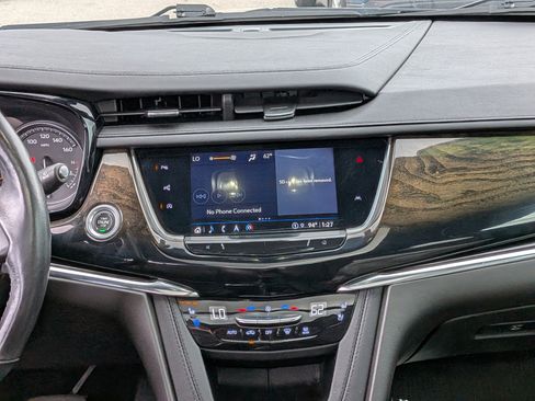 Used 2022 Cadillac XT6 Premium Luxury w/ Technology Package FWD image 21