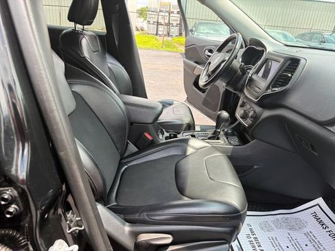 Used 2019 Jeep Cherokee Latitude Plus w/ Cold Weather Group AWD/4WD image 26