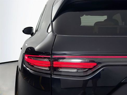 Certified 2022 Porsche Cayenne Platinum Edition w/ Premium Package Plus AWD/4WD image 16