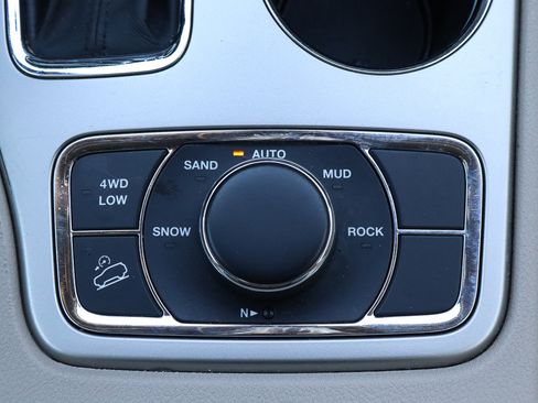 Used 2017 Jeep Grand Cherokee Limited image 24