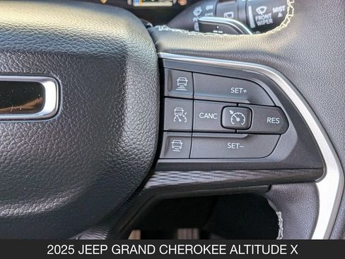 Used 2025 Jeep Grand Cherokee Altitude AWD/4WD image 19