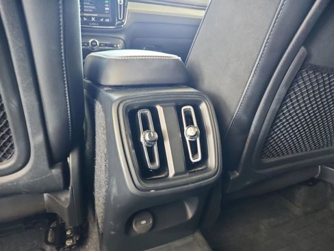 Used 2019 Volvo XC40 T5 R-Design image 31