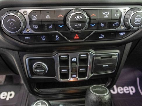 Used 2020 Jeep Gladiator Overland AWD/4WD image 29