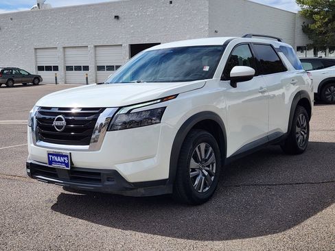Used 2025 Nissan Pathfinder SV image 6