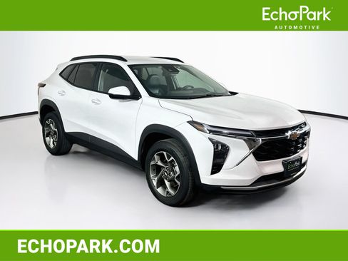 Used 2025 Chevrolet Trax LT w/ LT Convenience Package FWD image 1