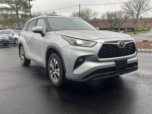Used 2023 Toyota Highlander XLE image 2