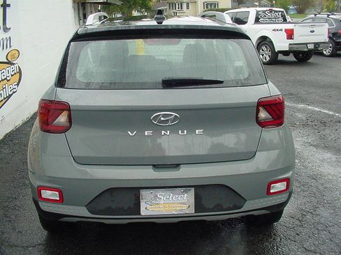 Used 2022 Hyundai Venue Limited image 5