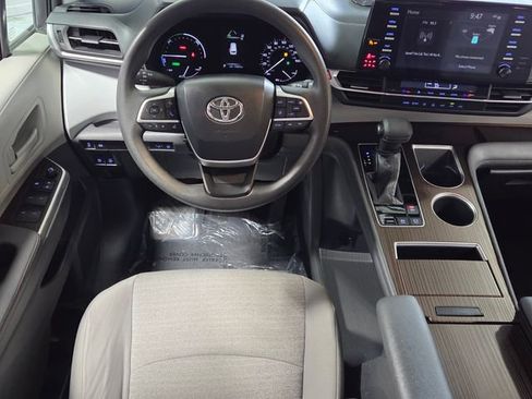Used 2021 Toyota Sienna LE image 7