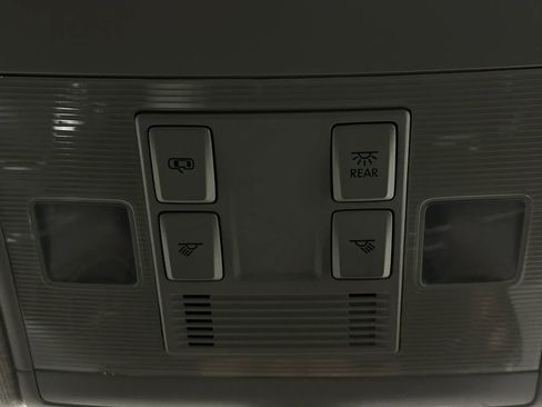 Used 2018 Volkswagen Tiguan SE image 40